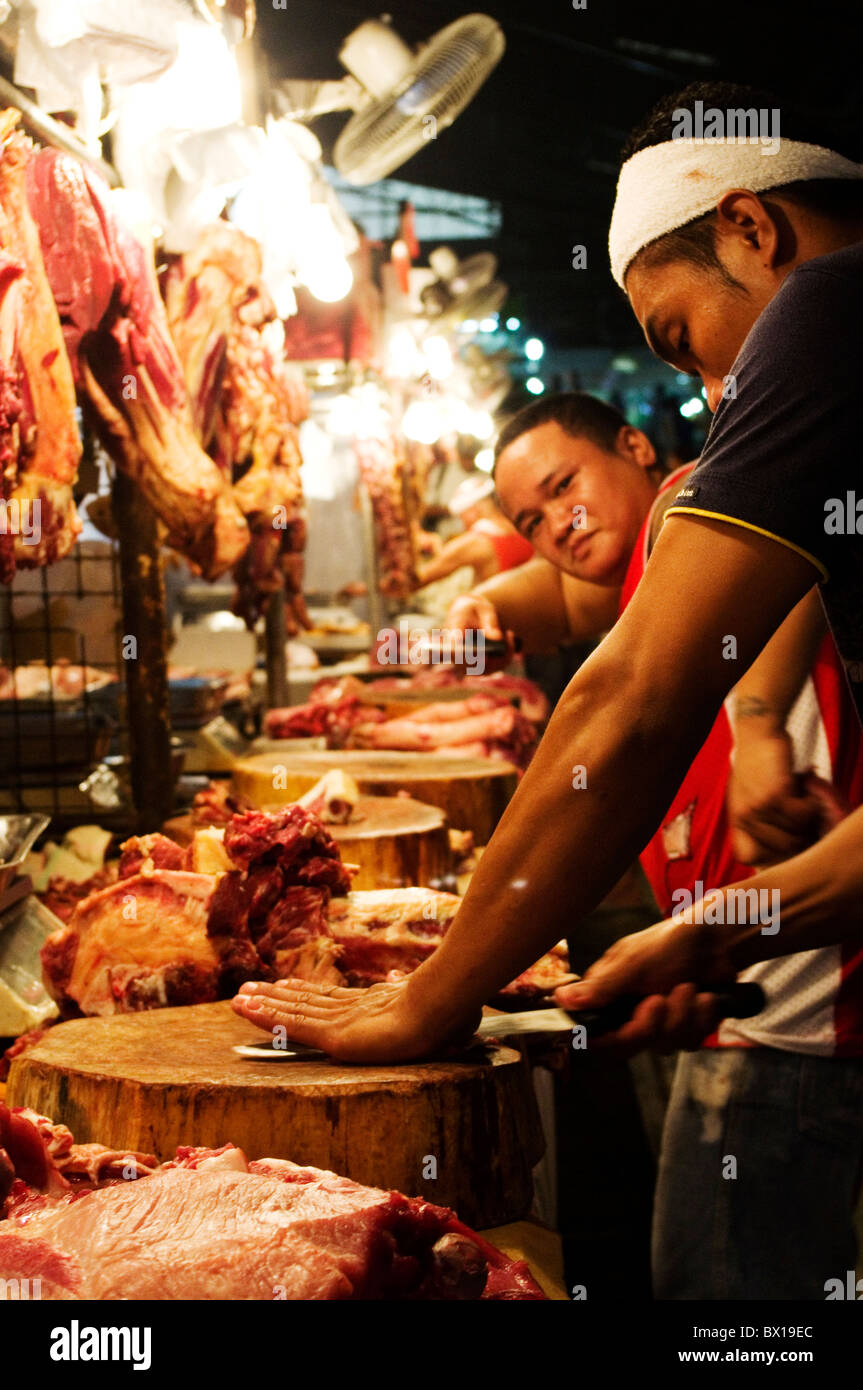 Les bouchers travaillent sur la viande, une scène de marché, Philippines Banque D'Images