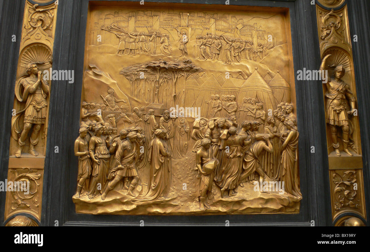 Panneau représentant des événements de la vie de Josué, les portes du Paradis, de Lorenzo Ghiberti, baptistère, Florence, Italie Banque D'Images