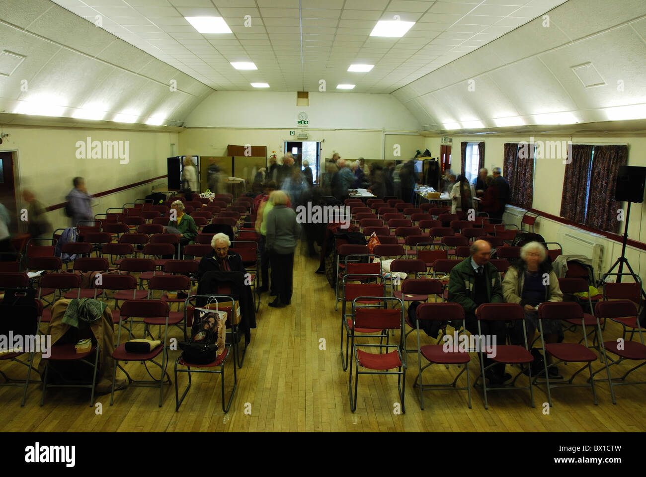 Les villageois de l'assemblage pour réunion dans une salle paroissiale, Wiltshire, uk Banque D'Images