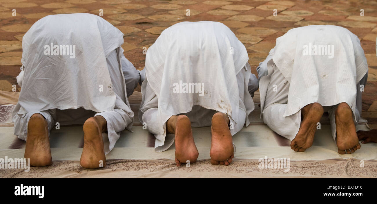 Les hommes musulmans priant dans une mosquée de l'Inde. Banque D'Images
