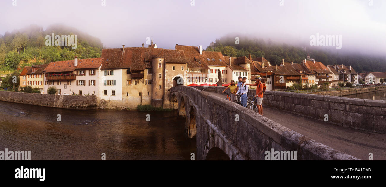 Location vélo pont motards groupe excursion d'or et la vieille ville rivière Canton du Jura Suisse sport de rechange Eur Banque D'Images