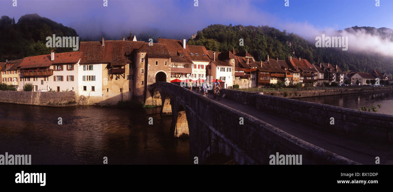 Location vélo pont motards groupe excursion d'or et la vieille ville rivière Canton du Jura Suisse sport de rechange Eur Banque D'Images