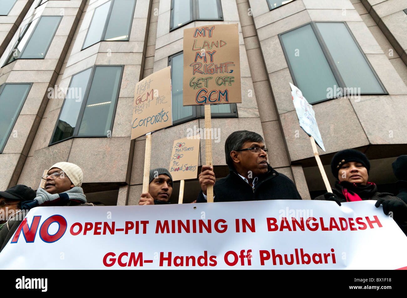 La communauté bangladaise au Royaume-Uni l'organisation d'une démonstration pendant l'assemblée générale annuelle du MCG contre un projet de mine de charbon en Dinajpur Banque D'Images