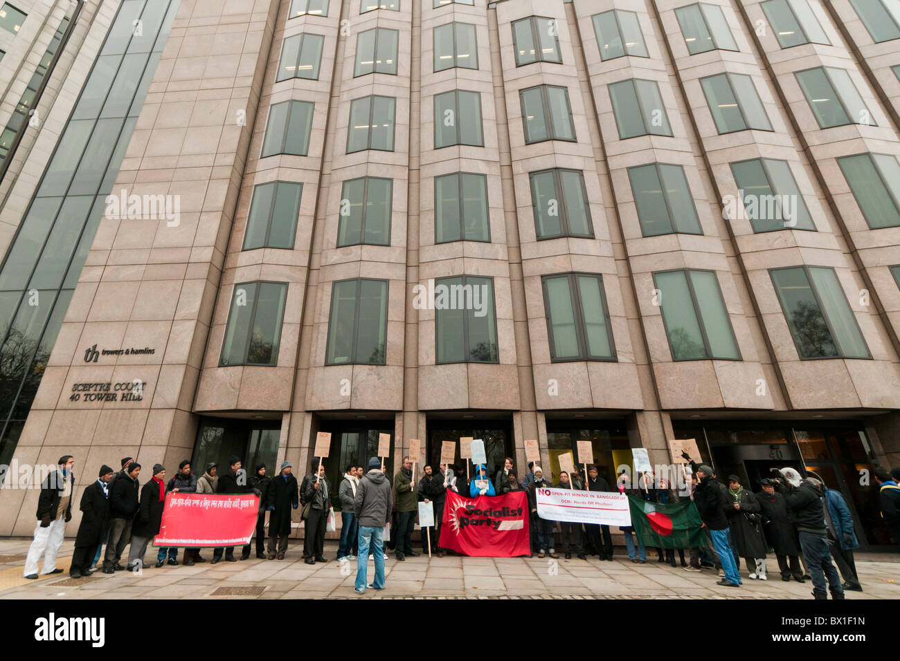 La communauté bangladaise au Royaume-Uni l'organisation d'une démonstration pendant l'assemblée générale annuelle du MCG contre un projet de mine de charbon en Dinajpur Banque D'Images