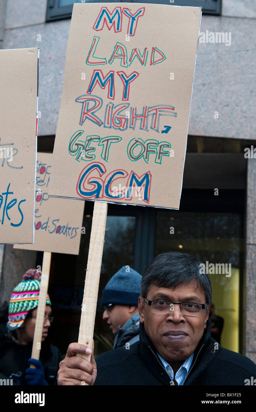 La communauté bangladaise au Royaume-Uni l'organisation d'une démonstration pendant l'assemblée générale annuelle du MCG contre un projet de mine de charbon en Dinajpur Banque D'Images