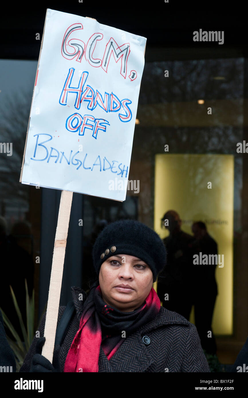 La communauté bangladaise au Royaume-Uni l'organisation d'une démonstration pendant l'assemblée générale annuelle du MCG contre un projet de mine de charbon en Dinajpur Banque D'Images