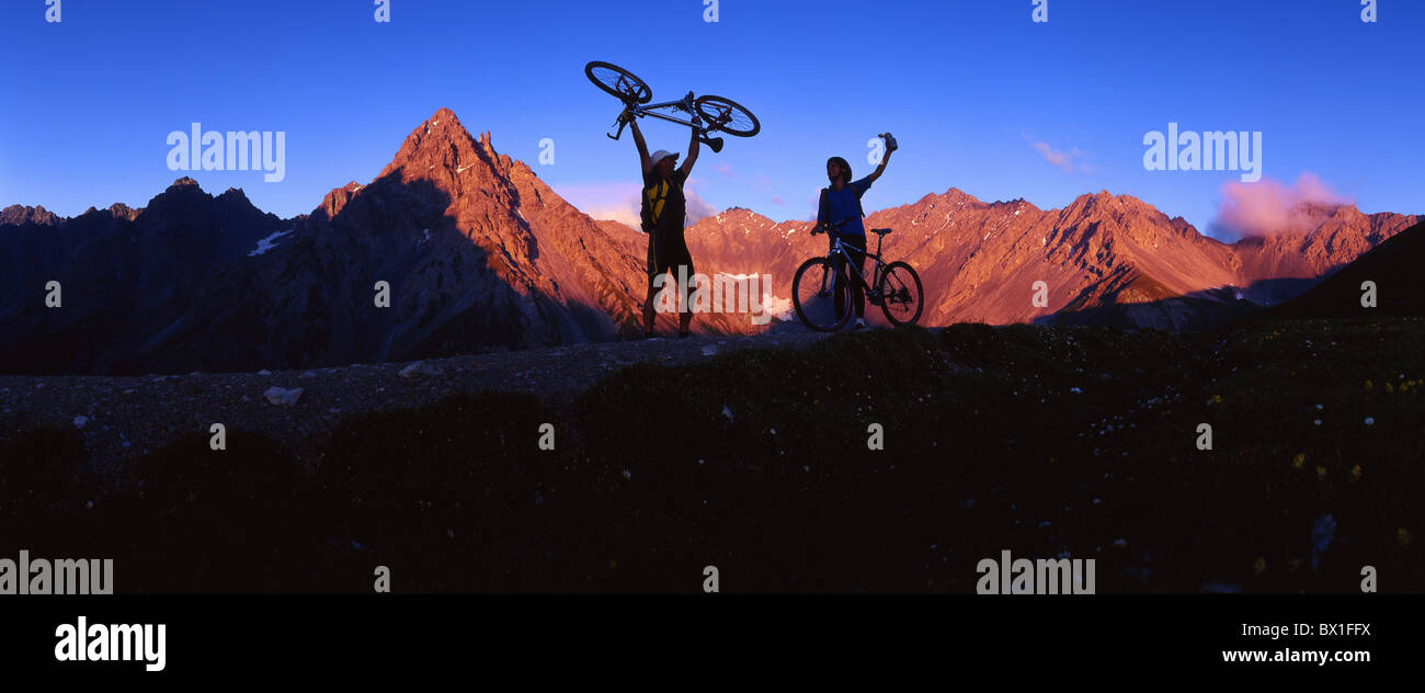 Deux personnes motards cheering succès fun blague joie location holding up vtt location vélo bicyclette bike Banque D'Images
