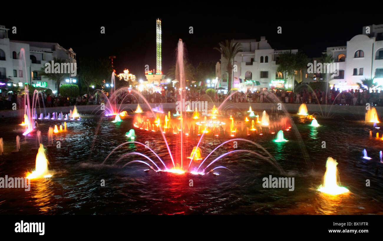 Fontaine de nuit à Port El Kantaoui Tunisie holiday resort construit à cet effet publié modèle Banque D'Images