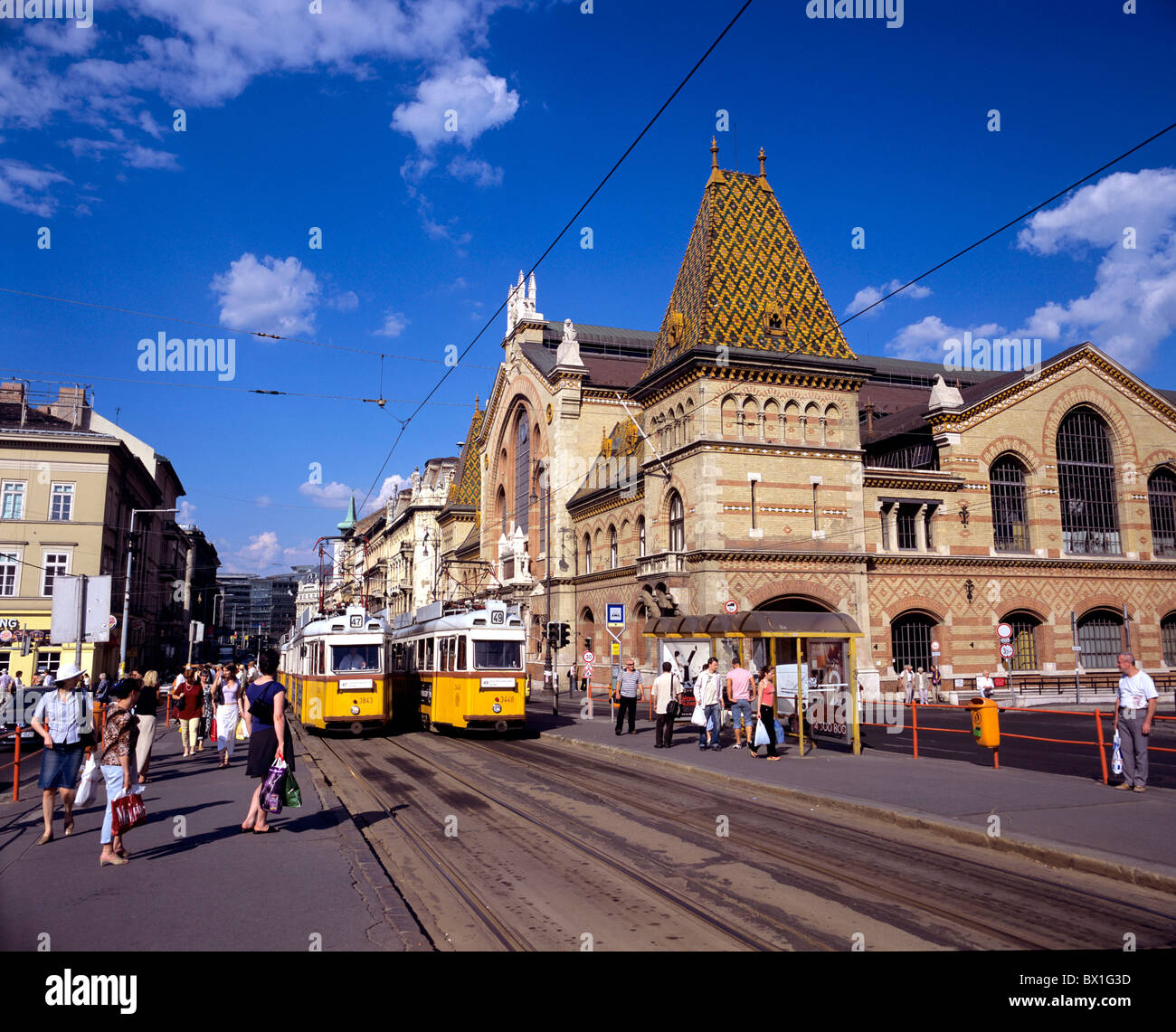 Marché central de Budapest Hongrie passant place trafic tramway Vamhaz krt Banque D'Images