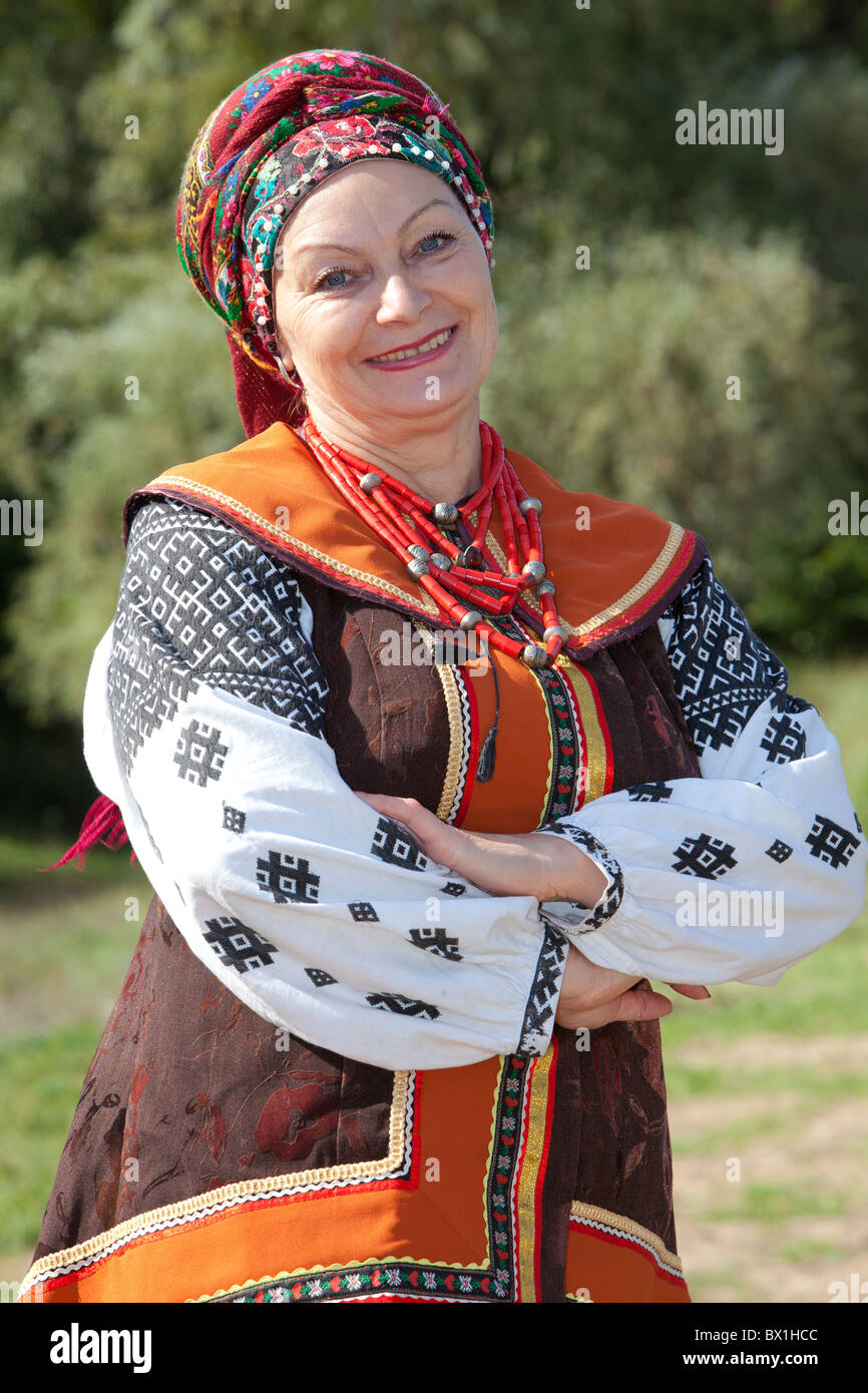 Robe ukrainienne traditionnelle Banque de photographies et d'images à haute  résolution - Alamy