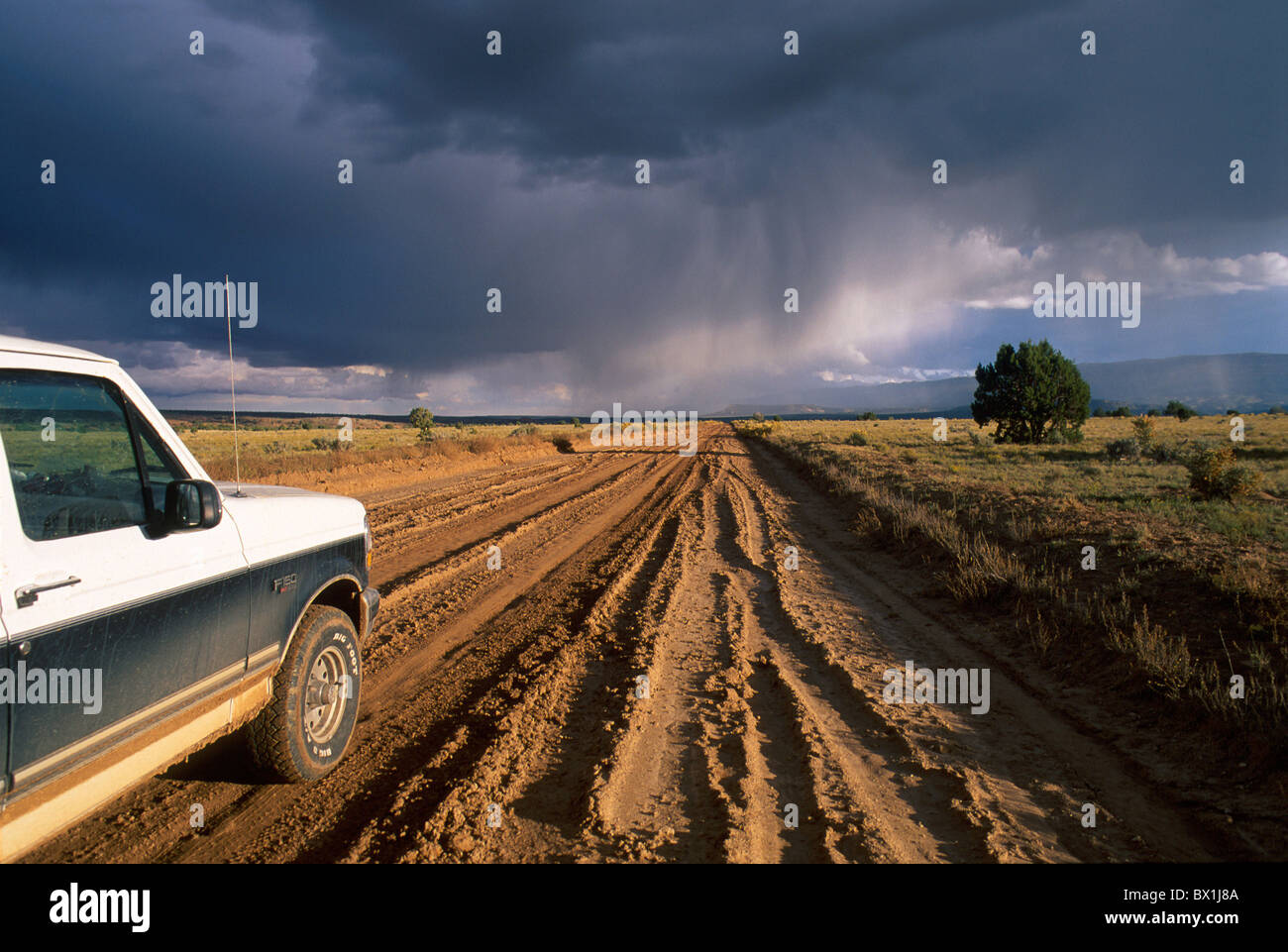 Rue route voiture orage Plateau du Colorado USA Amérique États-unis Utah pluie météo jeep Banque D'Images
