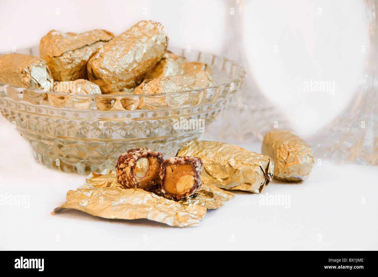 Enveloppe D Aluminium Pieces D Almond Roca Candy Sont Placees Dans Un Bol De Cristal Avec Un Bonbon Emballe Dans L Avant Photo Stock Alamy