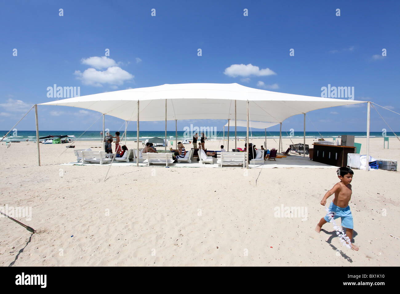 Israël, mer Méditerranée, mer temporaire cafe un filet d'ombre, de chaises longues et de coussins Banque D'Images