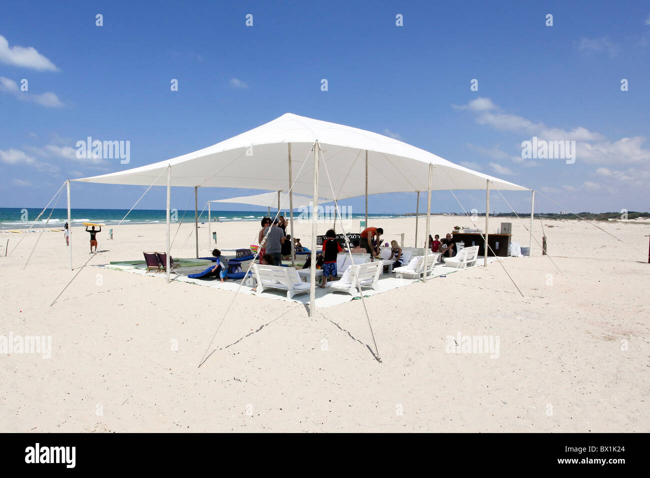 Israël, mer Méditerranée, mer temporaire cafe un filet d'ombre, de chaises longues et de coussins Banque D'Images