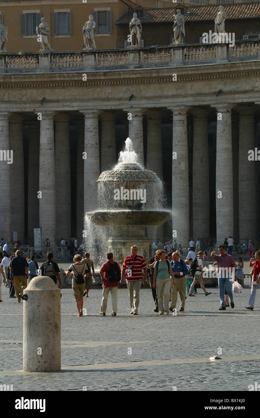 Les touristes sur la Place Saint-Pierre Vatican, Rome, Italie Banque D'Images