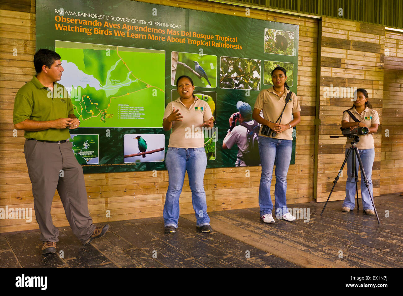 Parc national de SOBERANIA, PANAMA - Ranger présentation lors de découverte de la forêt tropicale à Pipeline Road. Banque D'Images