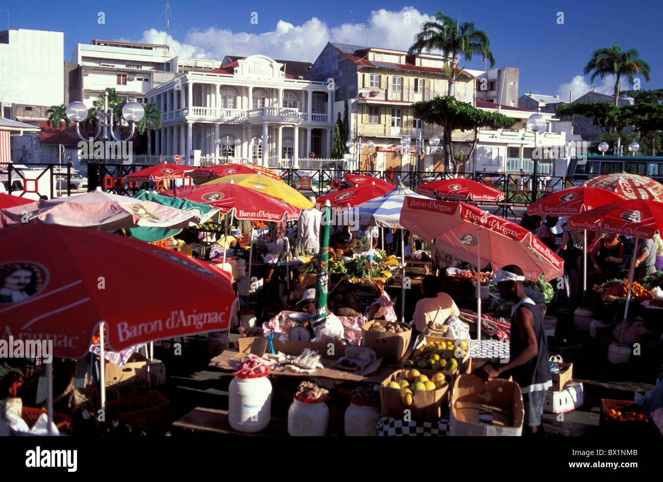 Guadeloupe market place une salesclerks point Pitre écrans membres Caribbean trade Banque D'Images