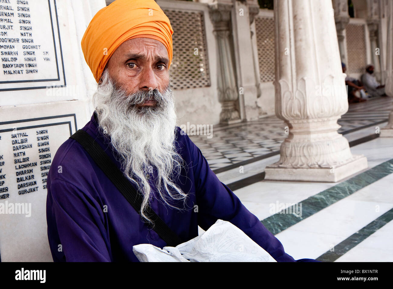 Un vieil homme, sikh, s'asseyant au Golden Temple, Amritsar, Punjab, India Banque D'Images