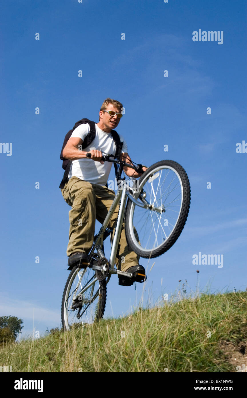 Vtt homme vtt location bike nature loisirs sports de plein air sac à dos sport cycliste Banque D'Images