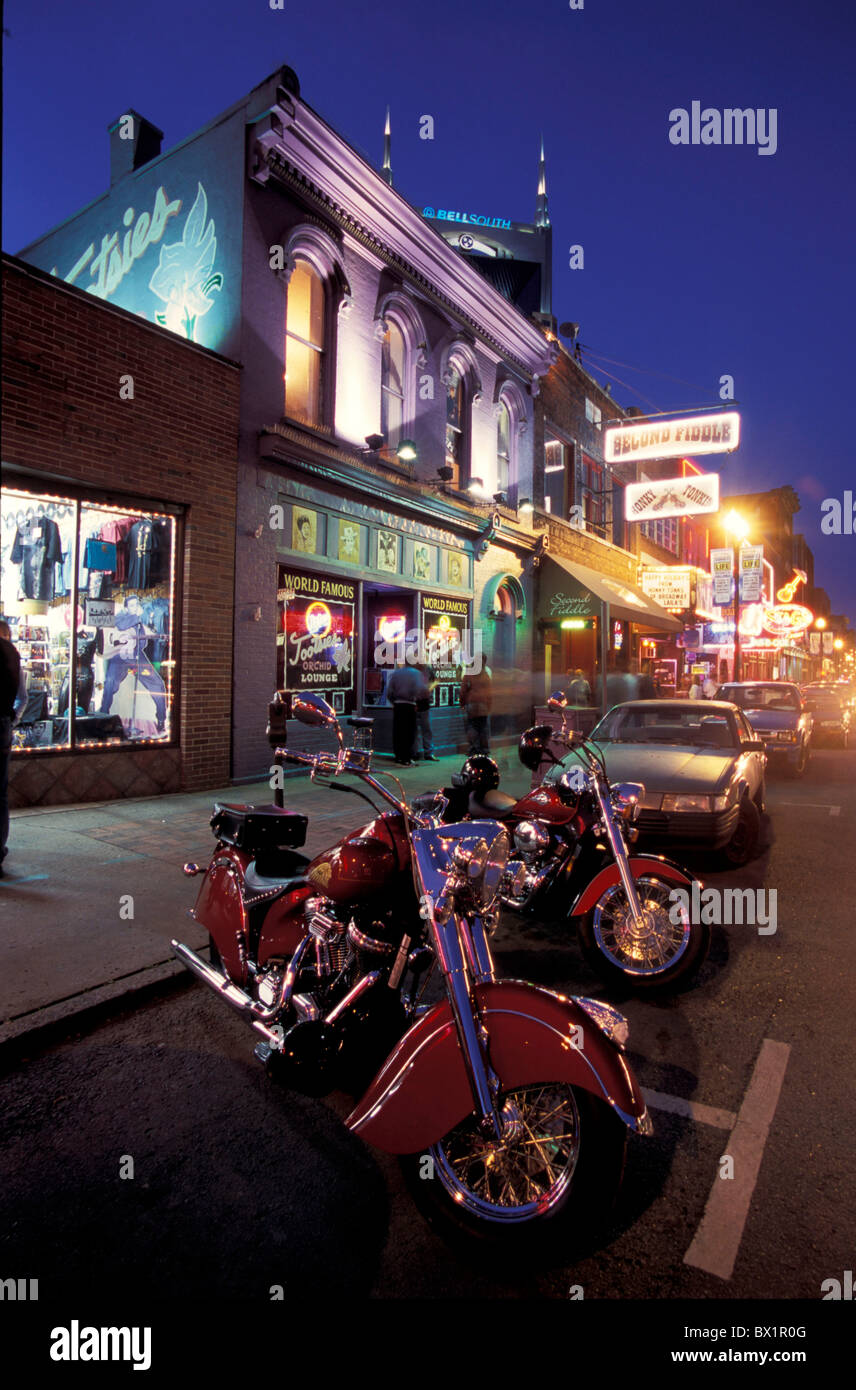 La nuit d'affaires dans le quartier Broadway Harley Davidson motor cycles Nashville Tennessee street magasins de nuit Banque D'Images