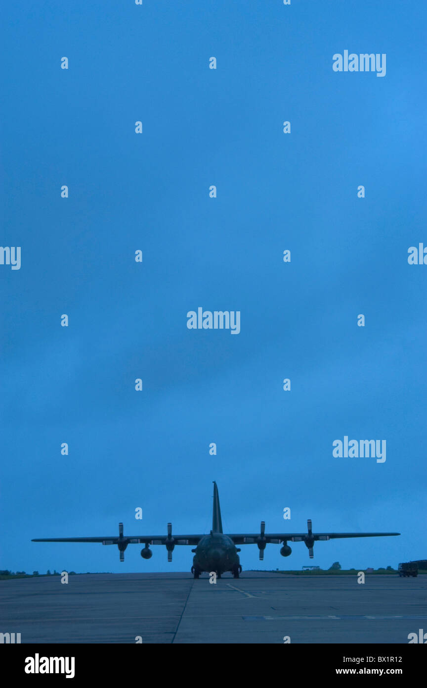 Grande-bretagne Europe avion Lockheed Hercules C 130 J à l'extérieur militaire RAF Royal Air Force piste transp Banque D'Images