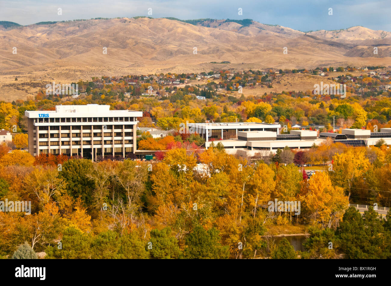 USA, Ohio, Boise, vue aérienne d'immeubles de bureaux, Holmes et couleurs d'automne de la Boise River Greenbelt. Banque D'Images