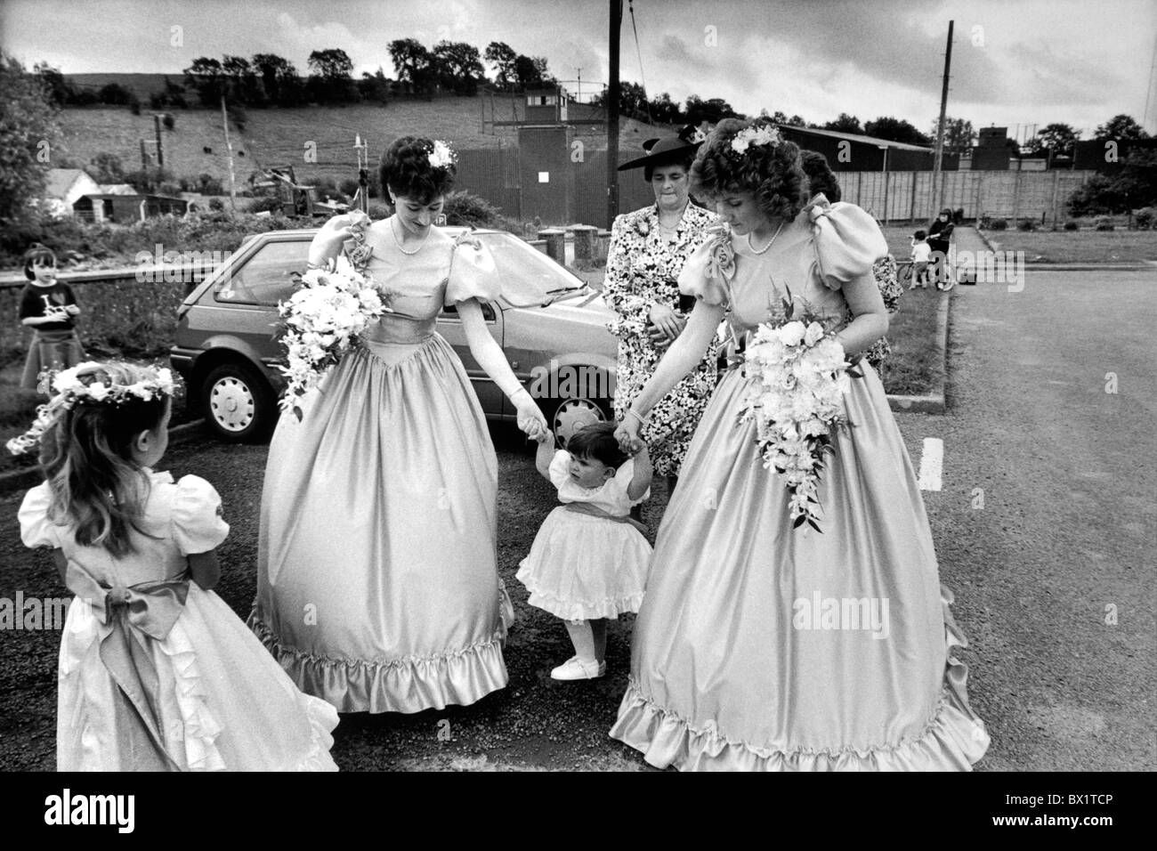 Fête de mariage à Aughnacloy, comté de Tyrone. L'Armée britannique border post derrière. L'Irlande du Nord 1990 Banque D'Images