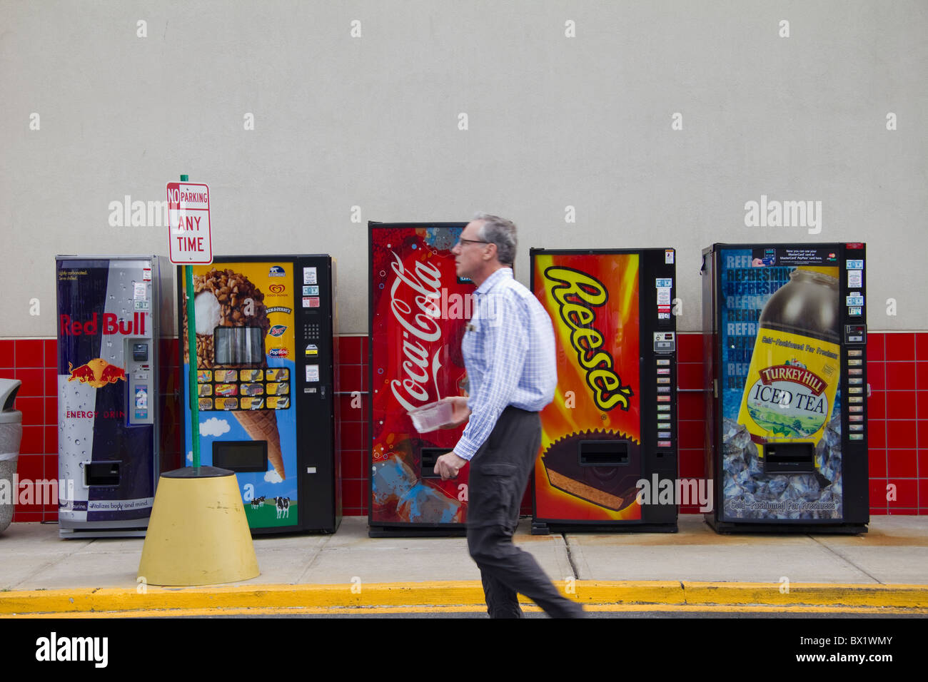 L'homme se précipitant passé gros distributeurs produits de la marque McDonald au bord de restaurant, USA Banque D'Images