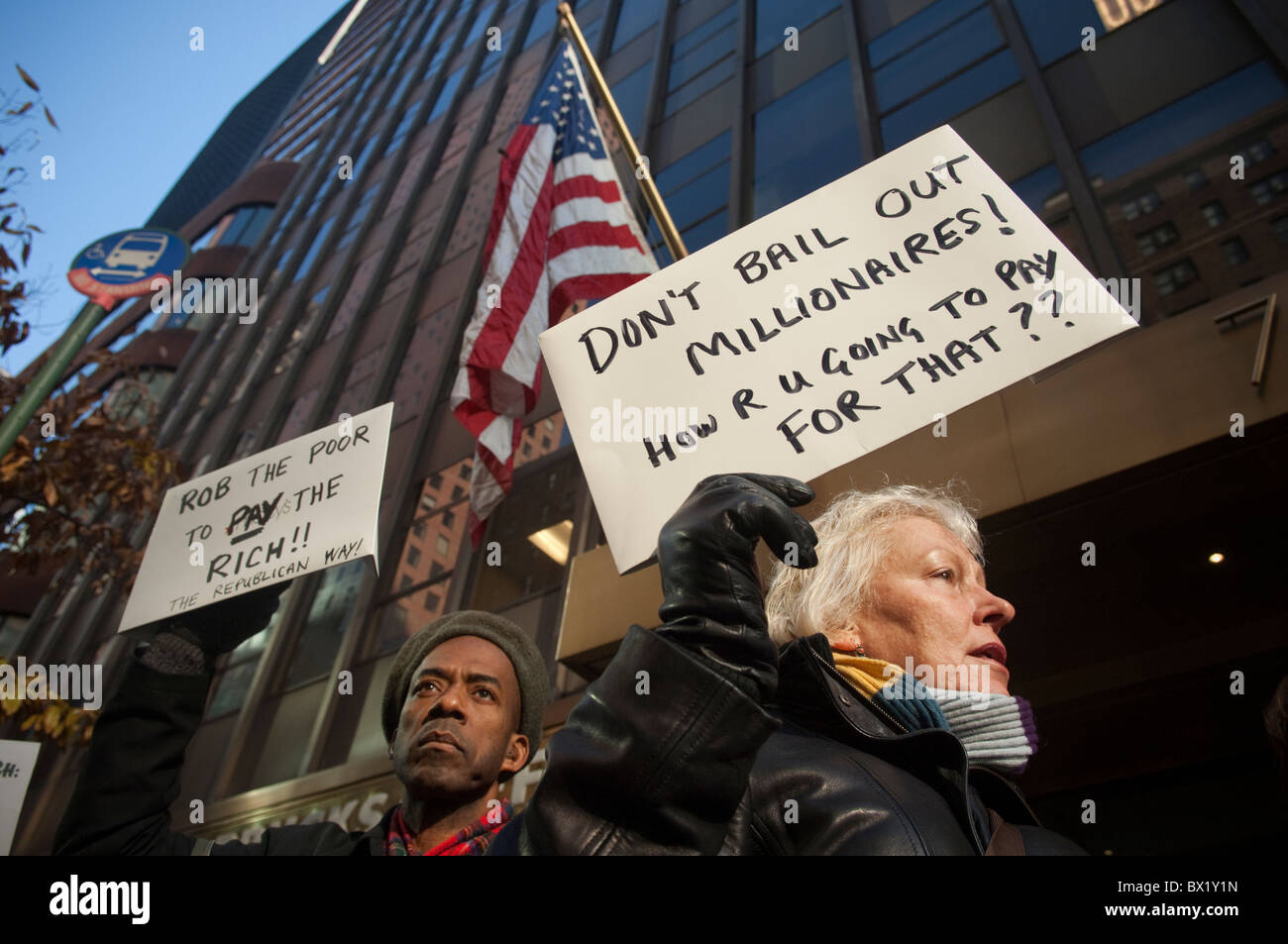 'Pas de renflouement de millionnaire' rassemblement devant le sénateur américain Charles Schumer's office à New York Banque D'Images