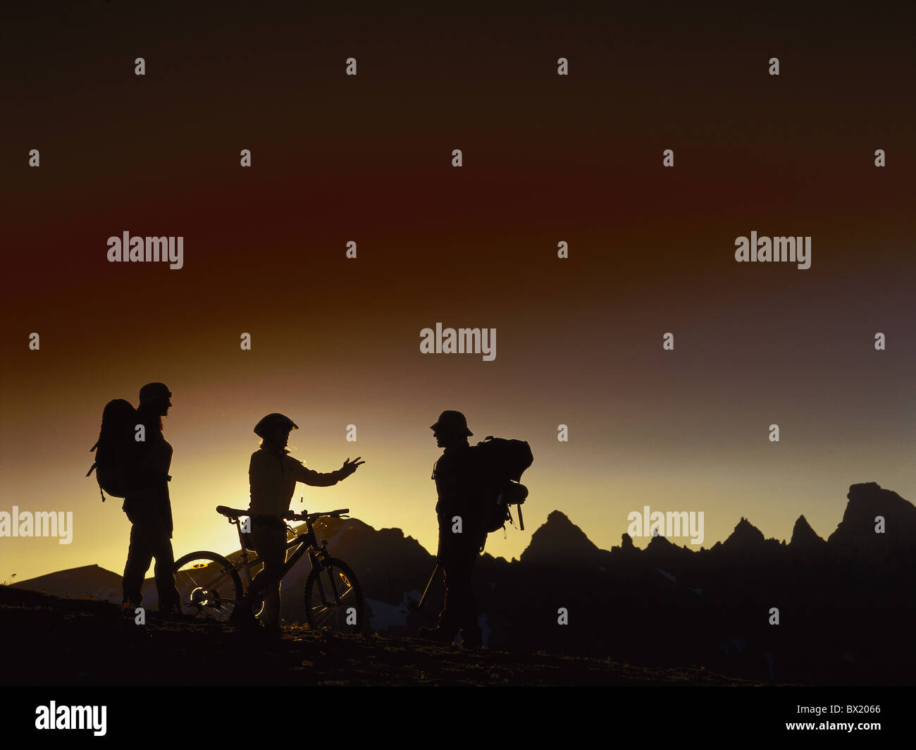 Randonneurs Cyclistes silhouettes réunion randonnées pédestres vtt location bicyclette location vélo Randonnées montagne alpes du Banque D'Images
