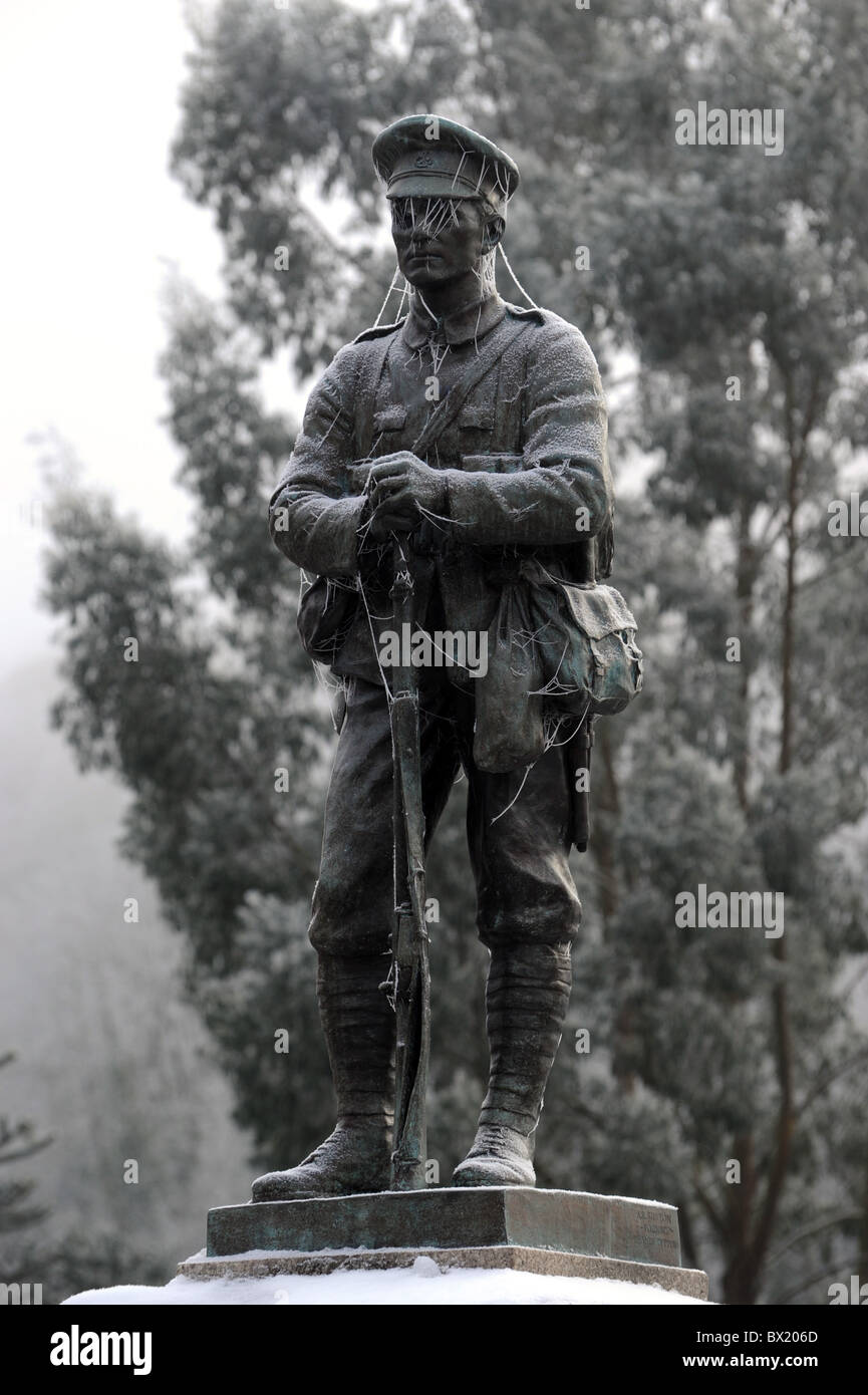 War Memorial statue d'un soldat givrée Banque D'Images