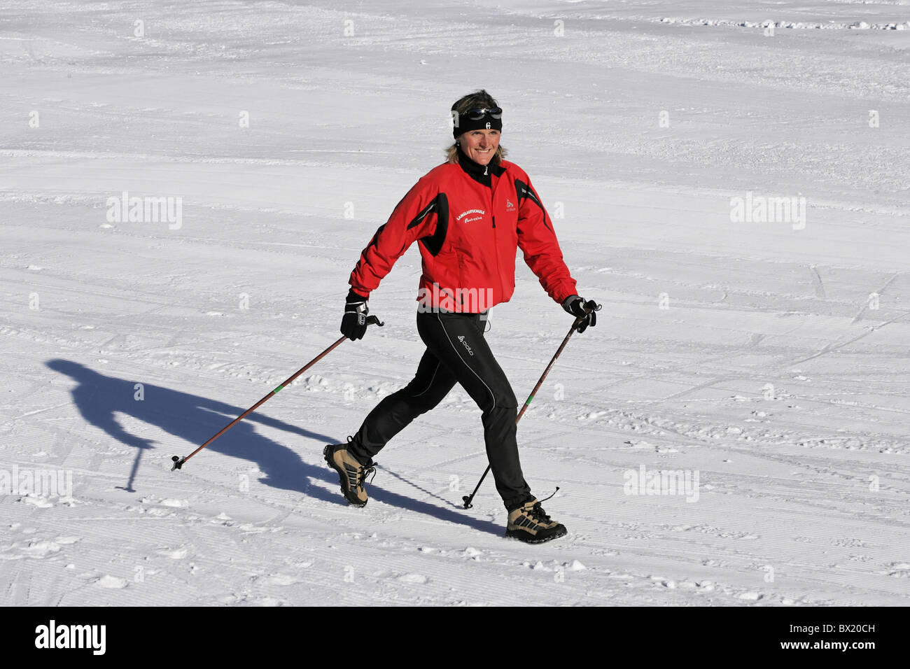 Hiver Nordic Walking Woman walking sticks étages d'exécution sport loisirs sports sports d'hiver snow Banque D'Images