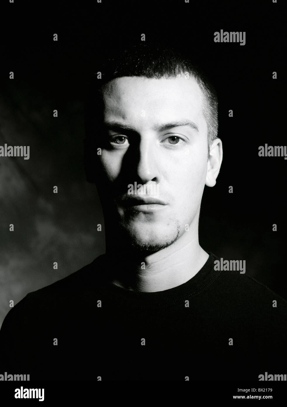Noir noir et blanc contraste de caractères à l'intérieur modèle homme blanc portrait parution studio grave Banque D'Images