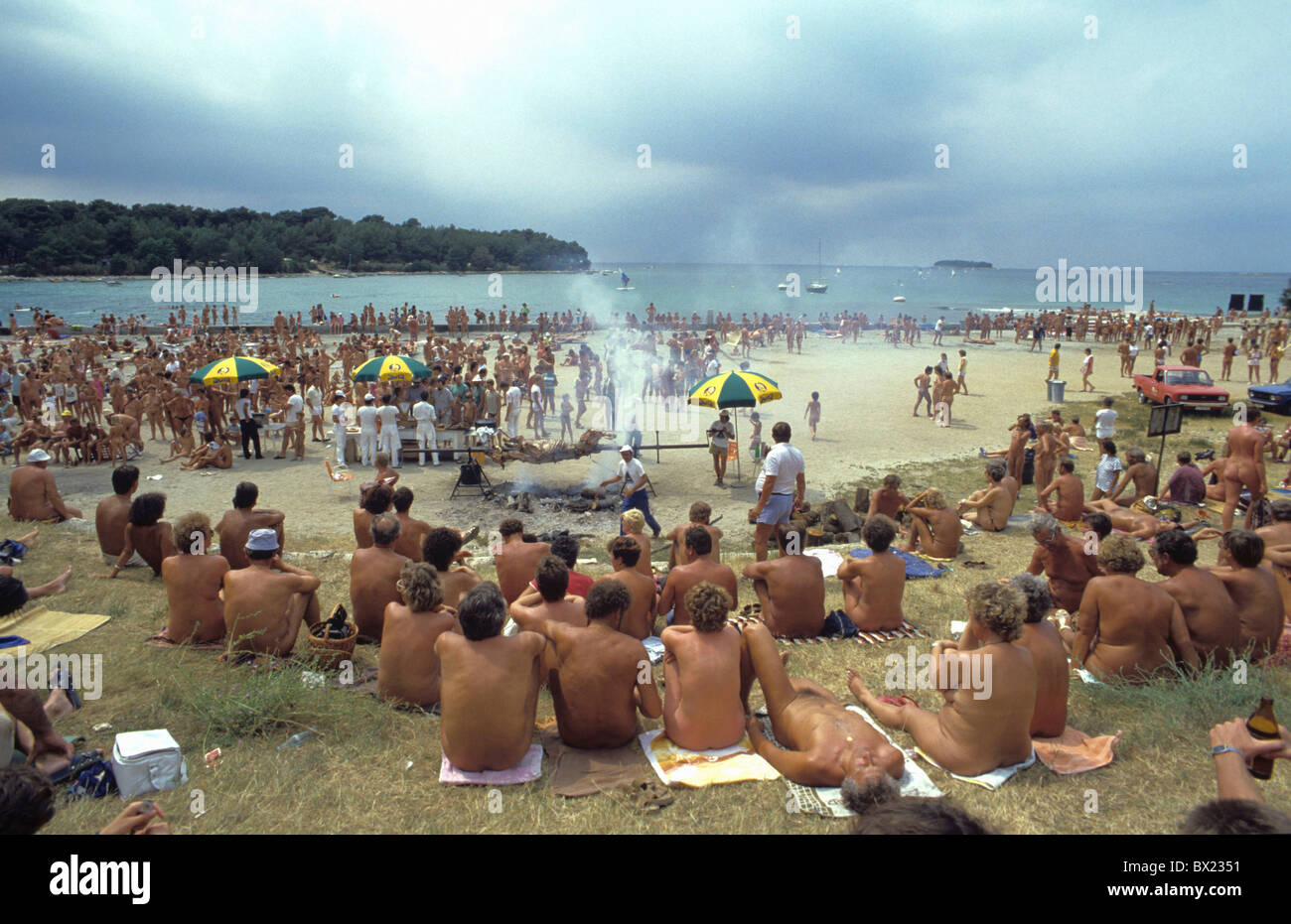 L'Europe Croatie Istrie Vrsar barbecue naturisme FKK nudisme touristes gens  nue, Nudismus nudistes camping c Photo Stock - Alamy