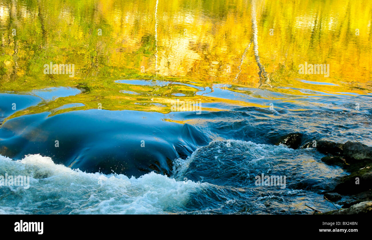 USA, Ohio, Boise, reflétant les couleurs de l'automne à Boise River le long de la ceinture verte de la rivière de Boise. Banque D'Images