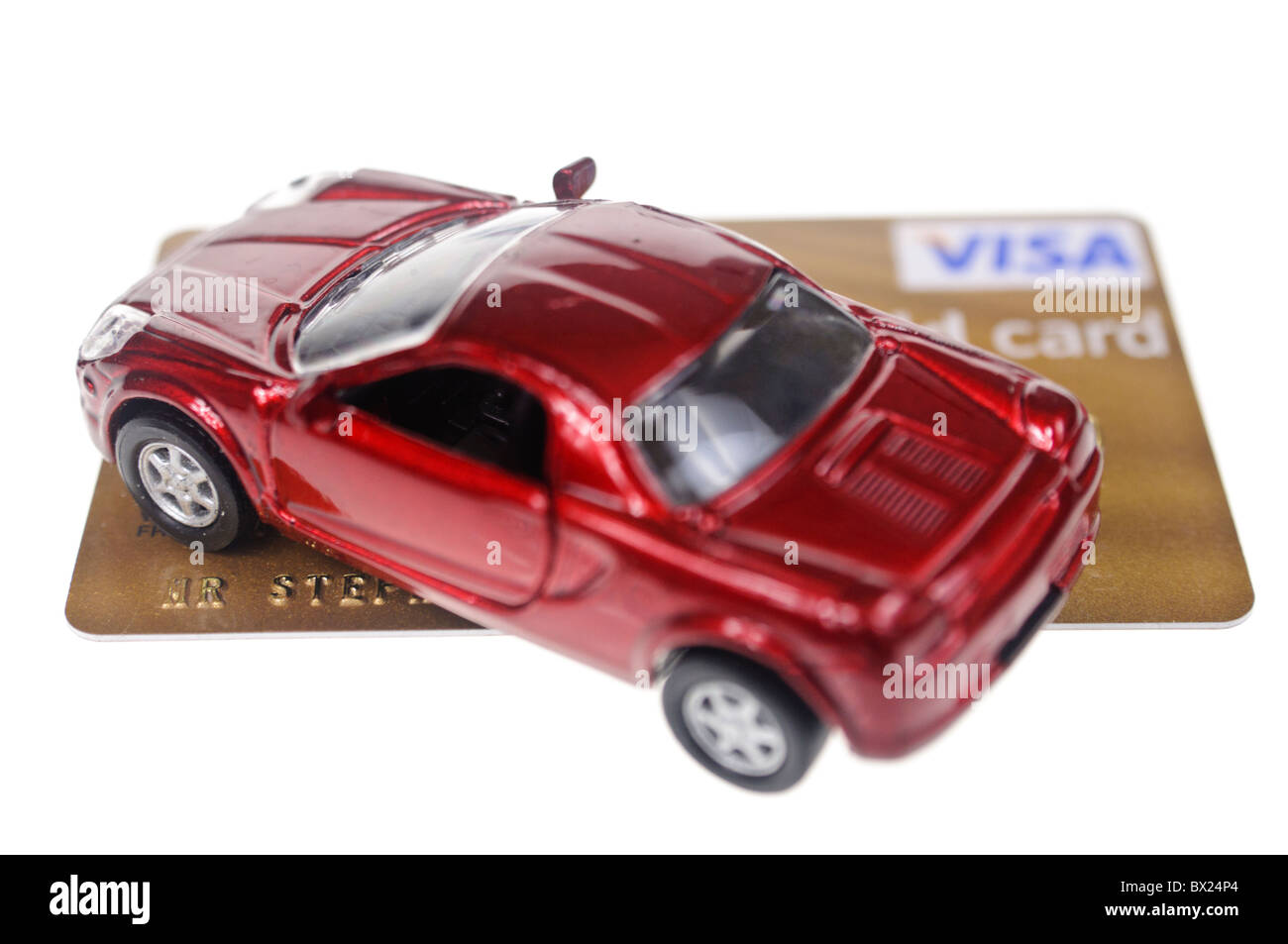 Petite voiture rouge en haut d'une carte de crédit Visa or carte Banque D'Images
