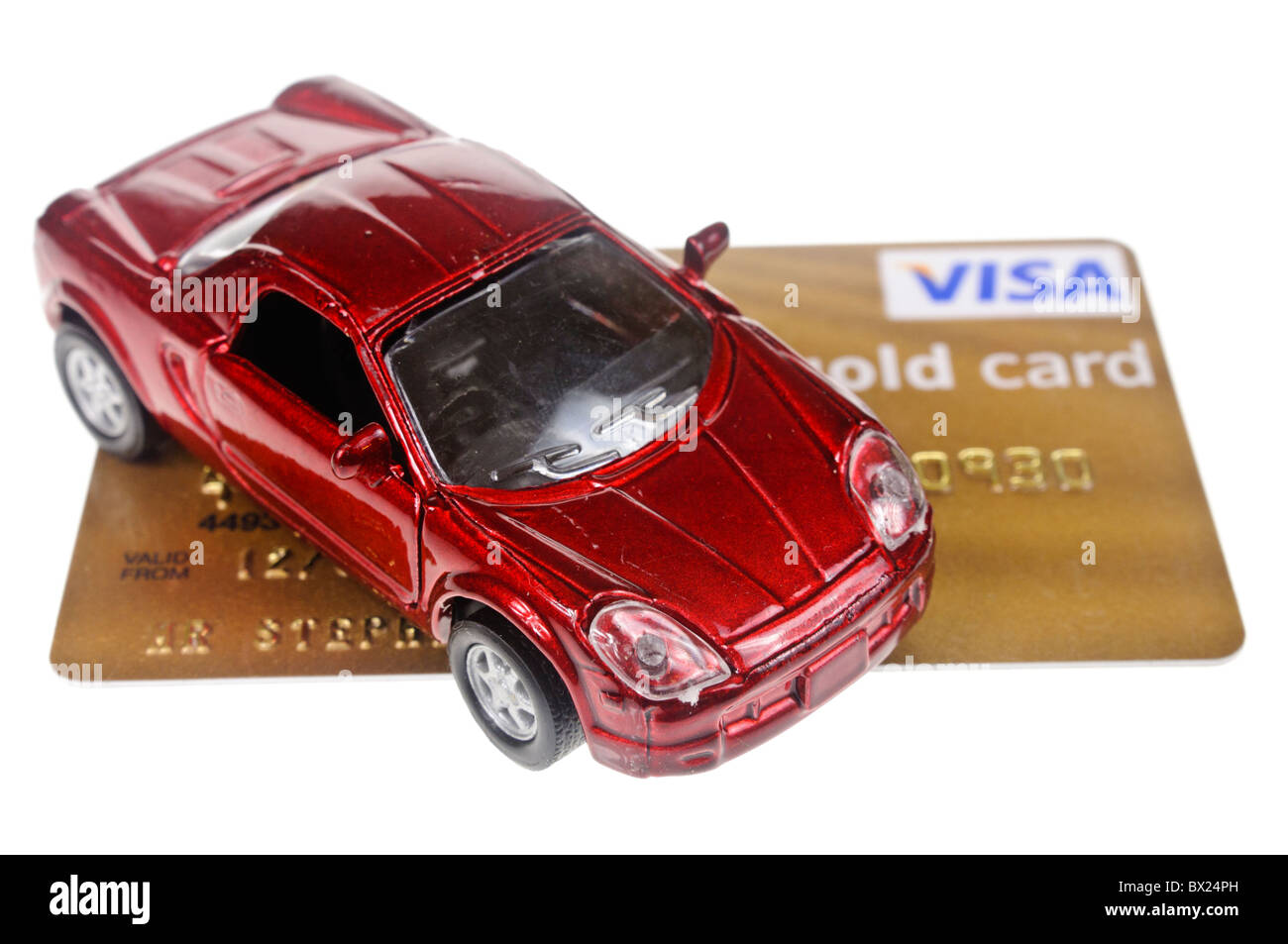 Petite voiture rouge en haut d'une carte de crédit Visa or carte Banque D'Images