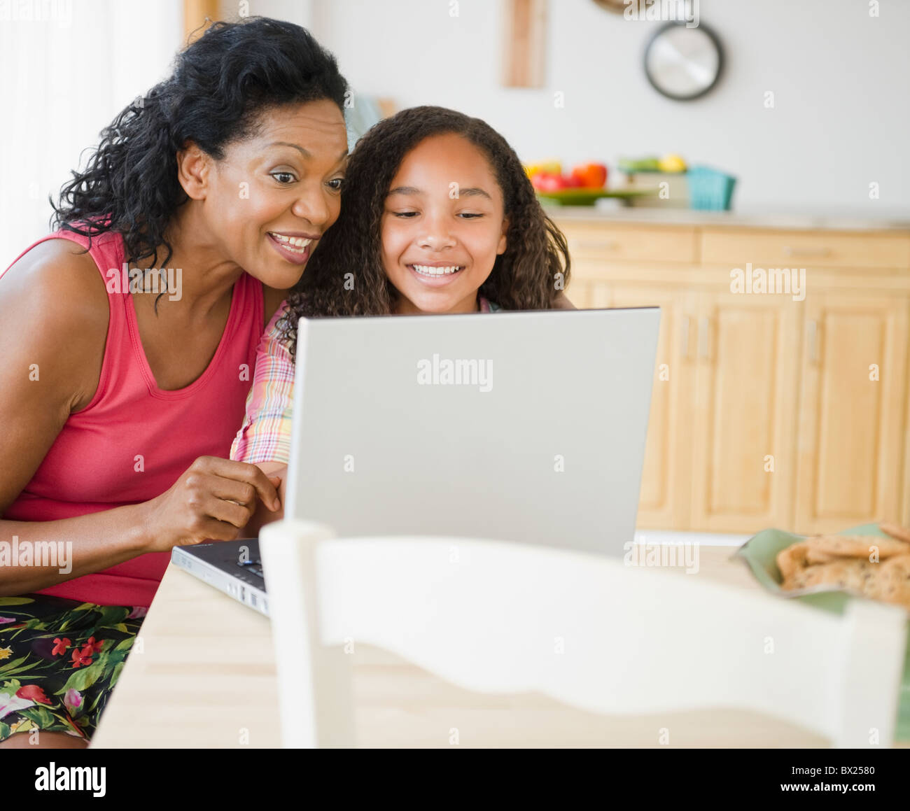 Mère et fille looking at laptop Banque D'Images