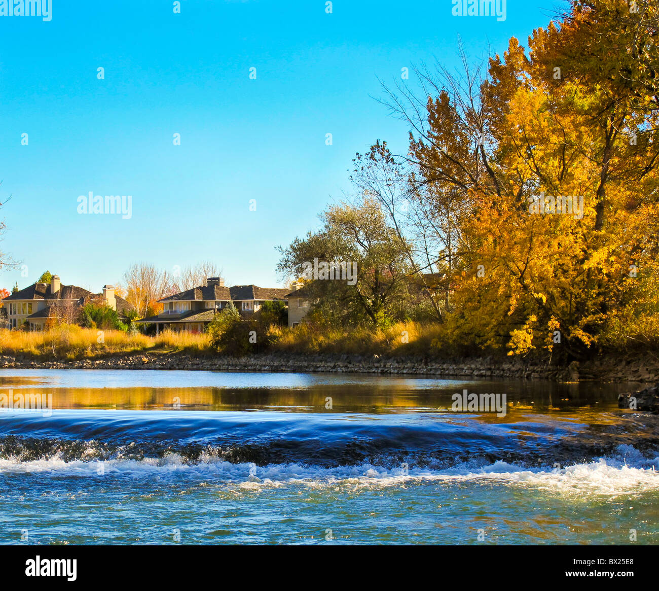 USA, Ohio, Boise, couleurs d'automne se reflétant dans la rivière de Boise. Maisons le long de la rivière Boise Greenbelt Trail. Banque D'Images