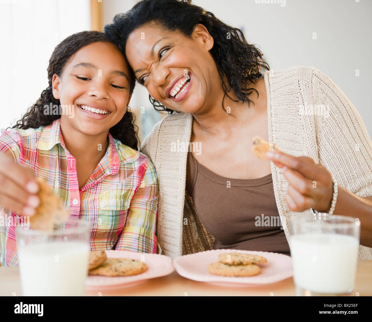 Mother and Daughter eating cookies et le lait Banque D'Images