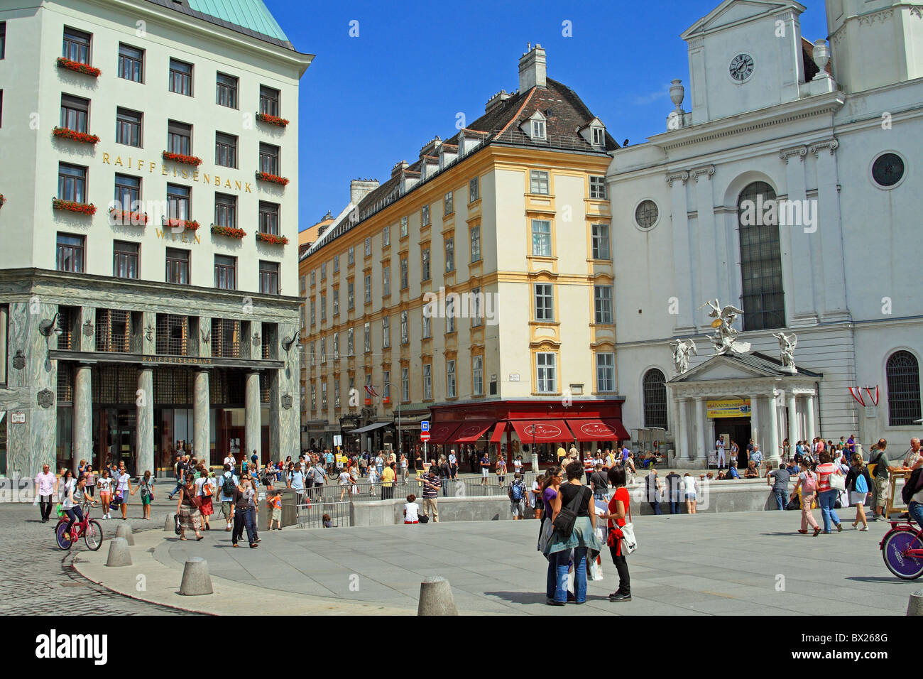 Michaelerplatz, y compris St Michael's Church (Michaelerkirche), Vienne, Autriche Banque D'Images