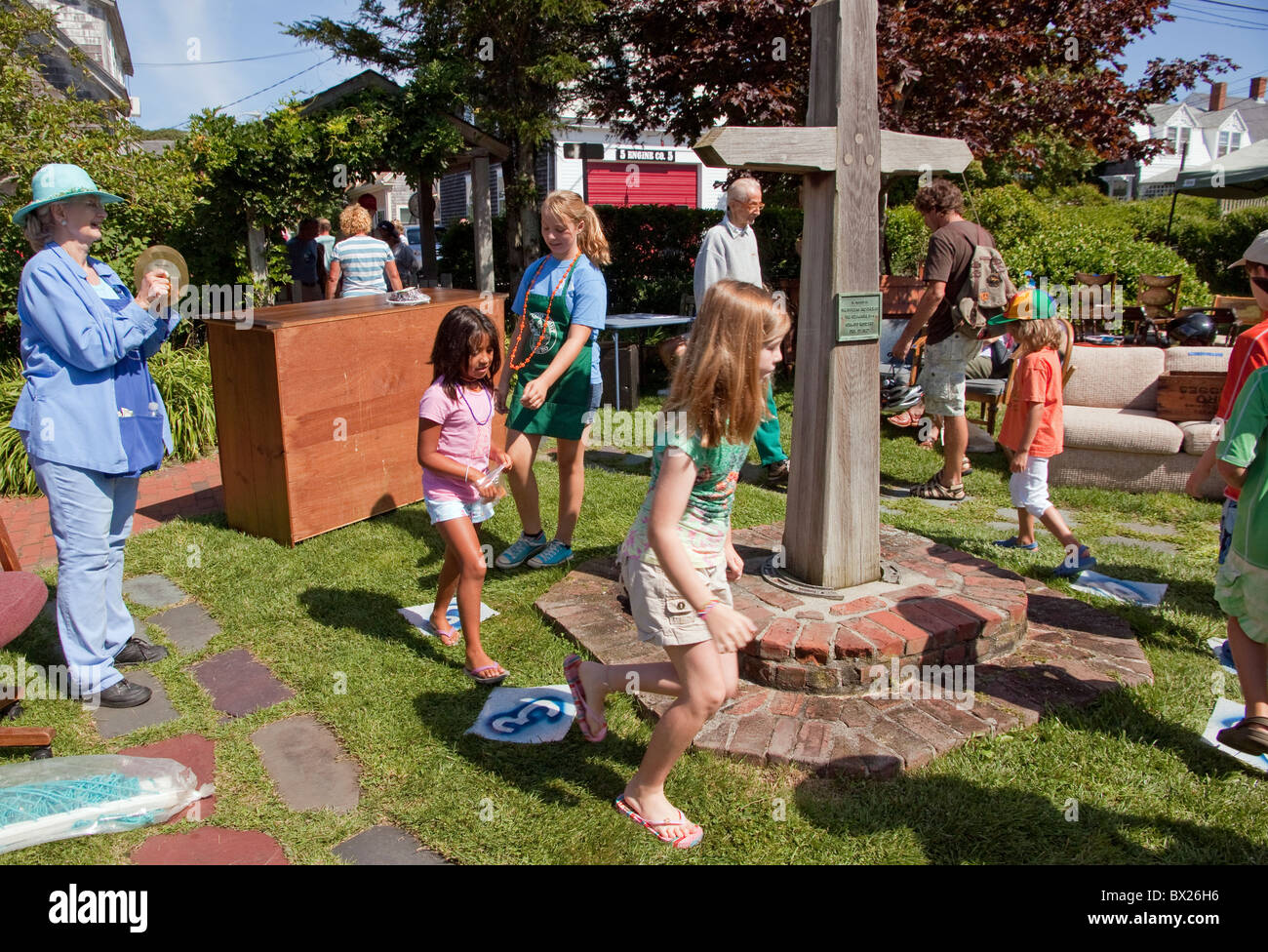 Les enfants qui participent à un jeu de Cakewalk dans une église locale de collecte de fonds. Les joueurs font le tour du numéros tels que la chaise musicale. Banque D'Images