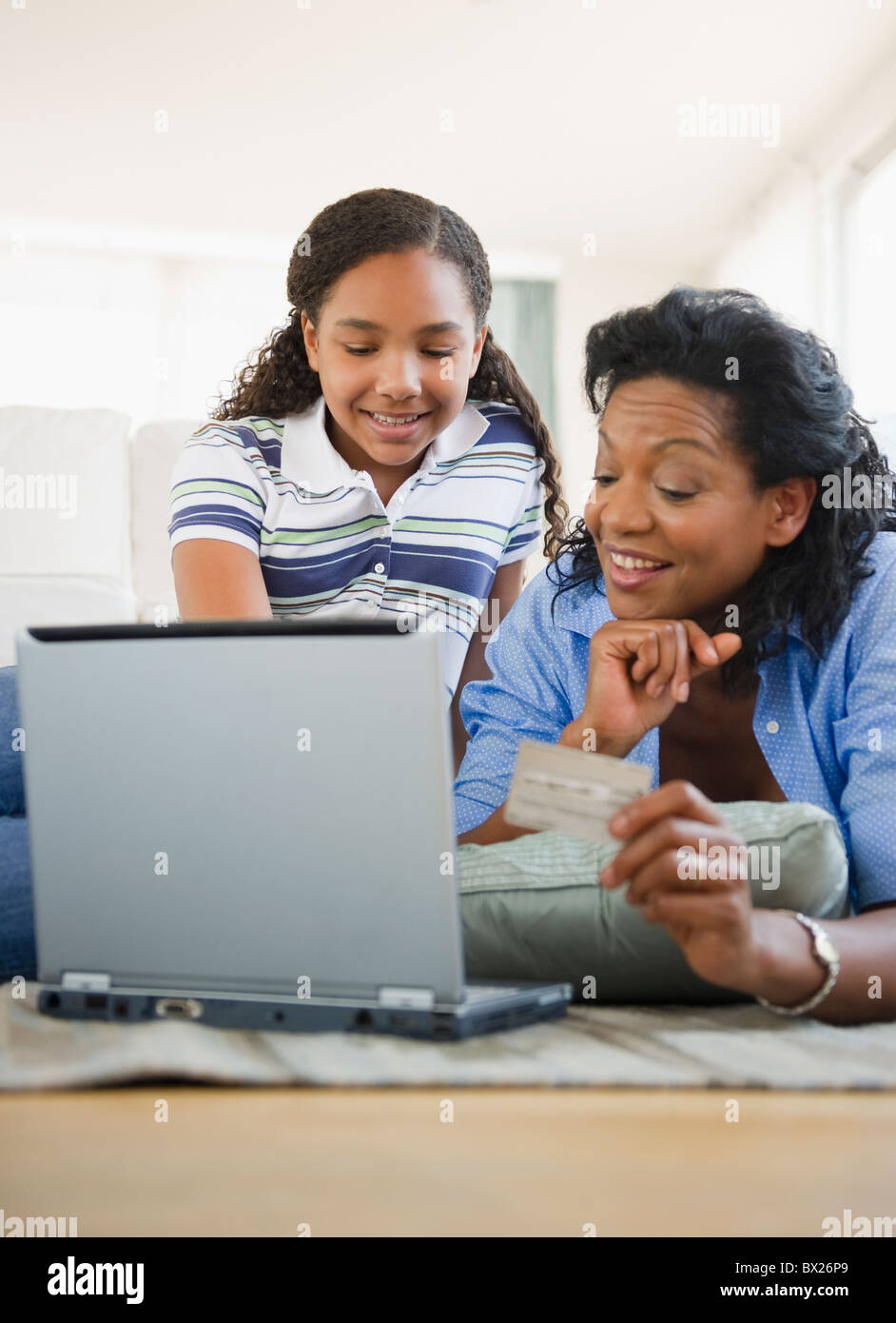 Mère et fille à l'aide de la carte de crédit en ligne Banque D'Images