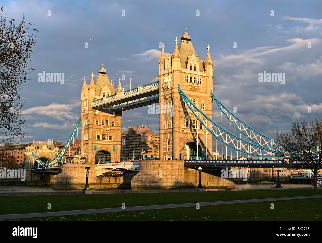 Tower Bridge, Londres, Angleterre, Royaume-Uni, Europe, attrapant le bas, la fin de l'après-midi, lumière d'hiver Banque D'Images