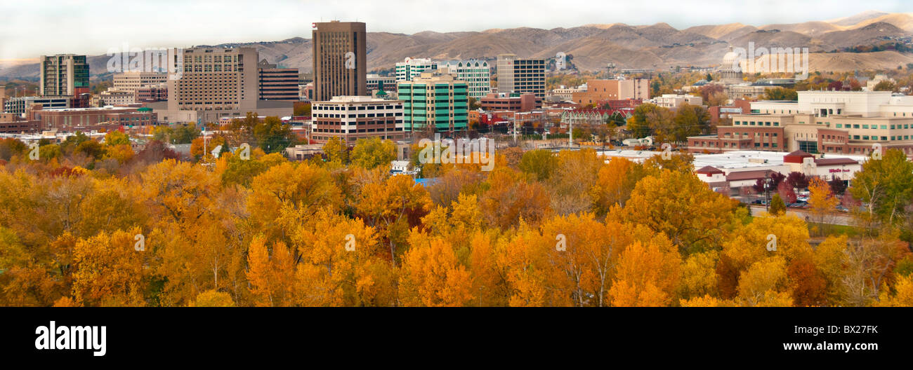 USA, Ohio, Boise, vue aérienne du centre-ville de Boise entouré par les couleurs de l'automne, de collines et de la rivière Boise Greenbelt Banque D'Images