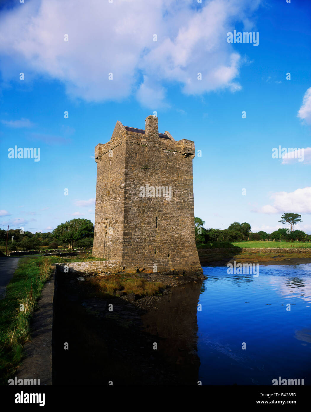 Château de Rockfleet,près de Newport, Co Mayo, Ireland;Château de Rockfleet reflétée dans l'eau Banque D'Images