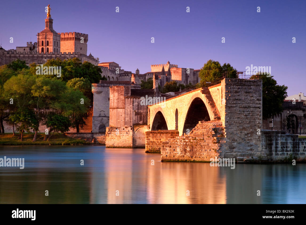 Pont Saint Bénézet sur le fleuve Rhône avec le Palais des Papes, Avignon France Banque D'Images