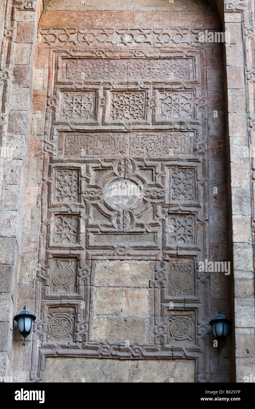 La sculpture sur pierre à l'entrée du maq'ad d'Ali Agha Dar al-Sa'ada, palais de Taz, Le Caire, Egypte Banque D'Images