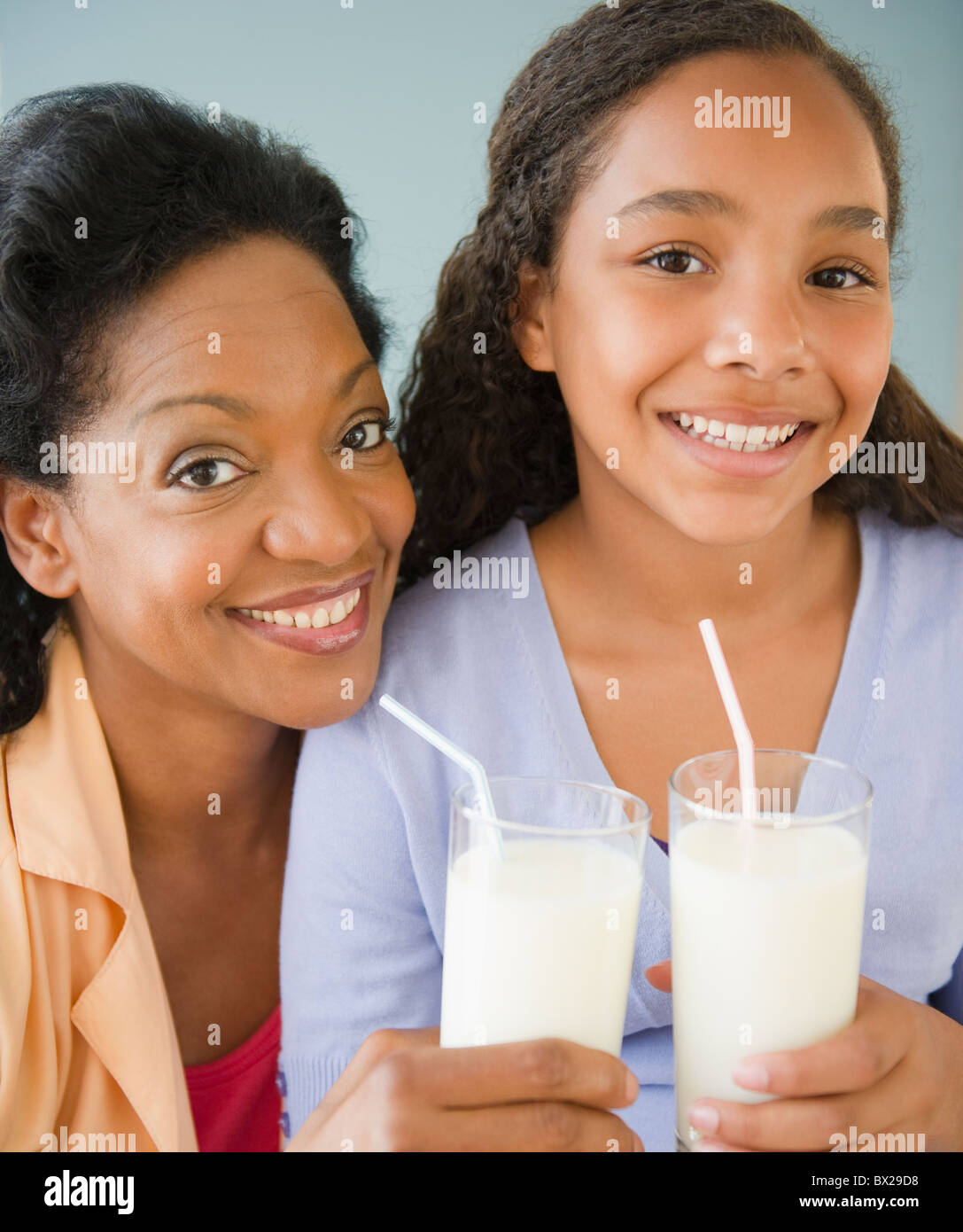 Mère et fille de boire le lait Banque D'Images