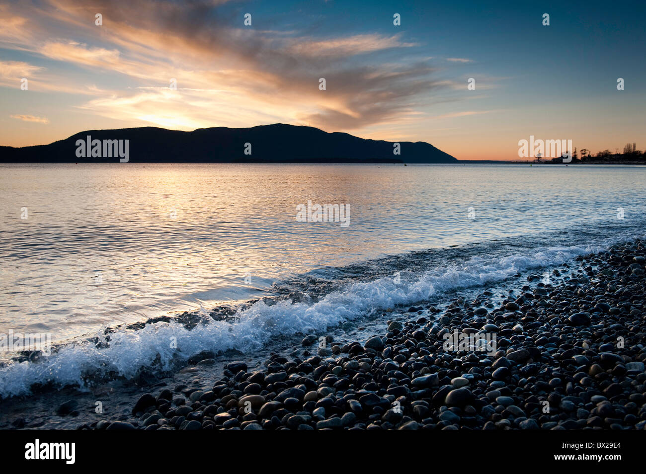 Au coucher du soleil l'île Orcas, Washington dans le Puget Sound, est découpé sur un ciel dramatique sur une belle soirée d'hiver. Banque D'Images